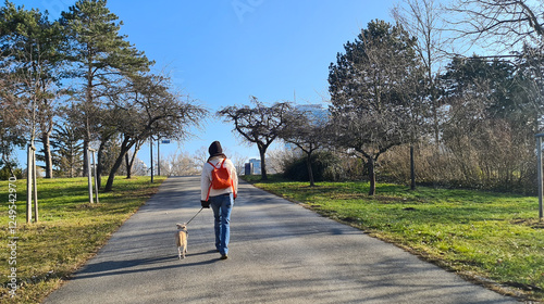 Frau und Hund beim Spaziergang im Park