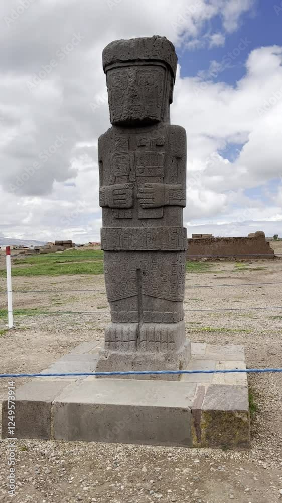 Foto del Monolito Bennett (Monolito Pachamama) en el sitio arqueológico de Tiwanaku, Bolivia