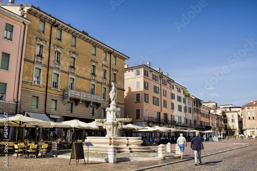 Obraz na płótnie brescia, italien - stadtpanorama am domplatz mit altem brunnen w salonie