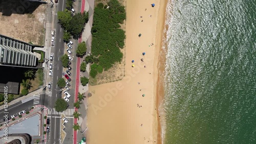 Imagem aérea da praia da Praia da Costa e da 3ª ponte na cidade de Vila Velha no Espírito Santo.