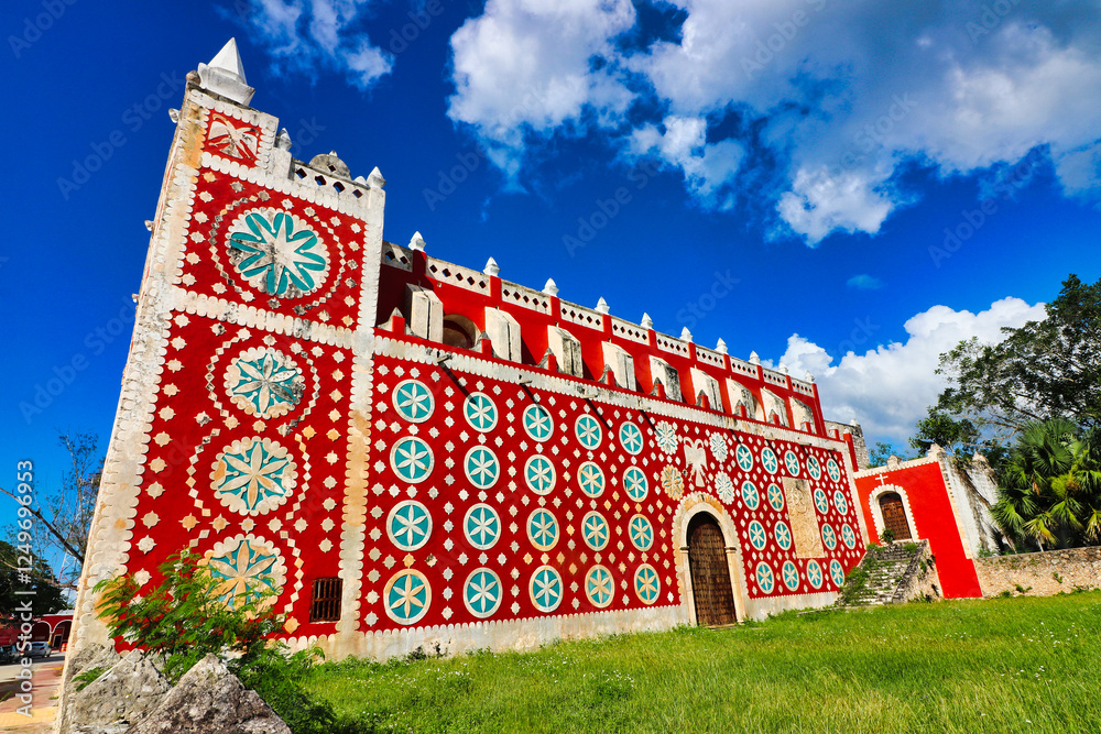 Φωτογραφία Church of Santo Domingo de Guzman at Uayma-View of the walls with mayan and span