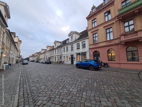 Spaziergang durch eine Potsdamer Strasse mit Wohngebäuden