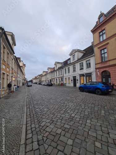 Spaziergang durch eine Potsdamer Strasse mit Wohngebäuden
