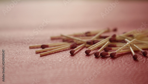 Fósforos o cerillas colocados sobre una textura aspera y un fondo claro, ideal para encender el fuego.