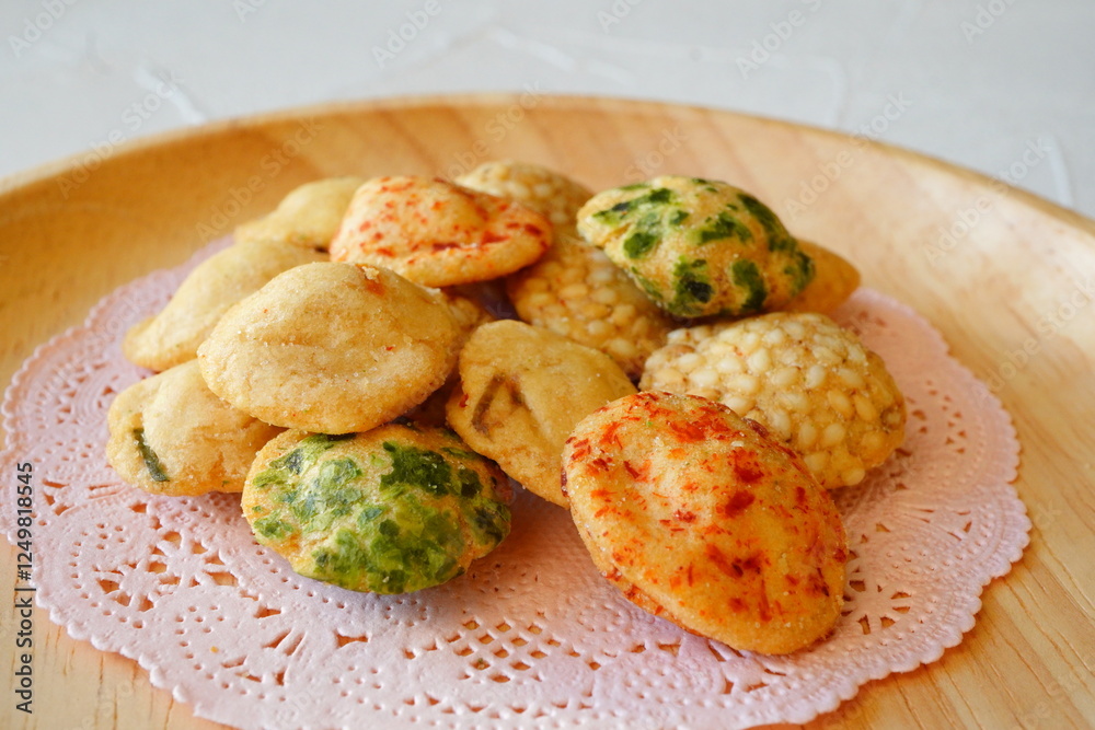 皿に盛られた色とりどりな豆菓子。 皿に盛られた色とりどりな豆菓子。