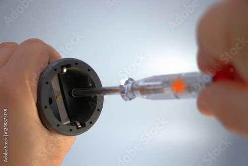 Phasenprüfer an einer Schuko-Steckdose