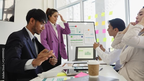 The Asian business group closed the meeting to discuss project plans and financial results. Market strategy analysis, stock trading, financial advisor, graph, report teamwork meeting