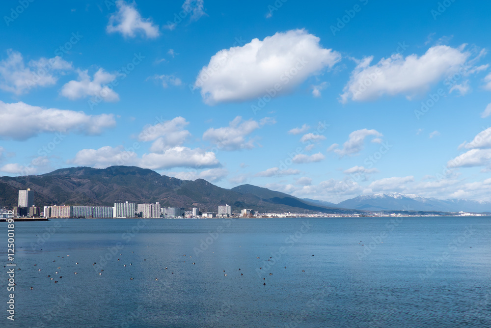 冬の晴れ渡った青空と琵琶湖の風景 滋賀県 大津市 冬の晴れ渡った青空と琵琶湖の風景 滋賀県 大津市