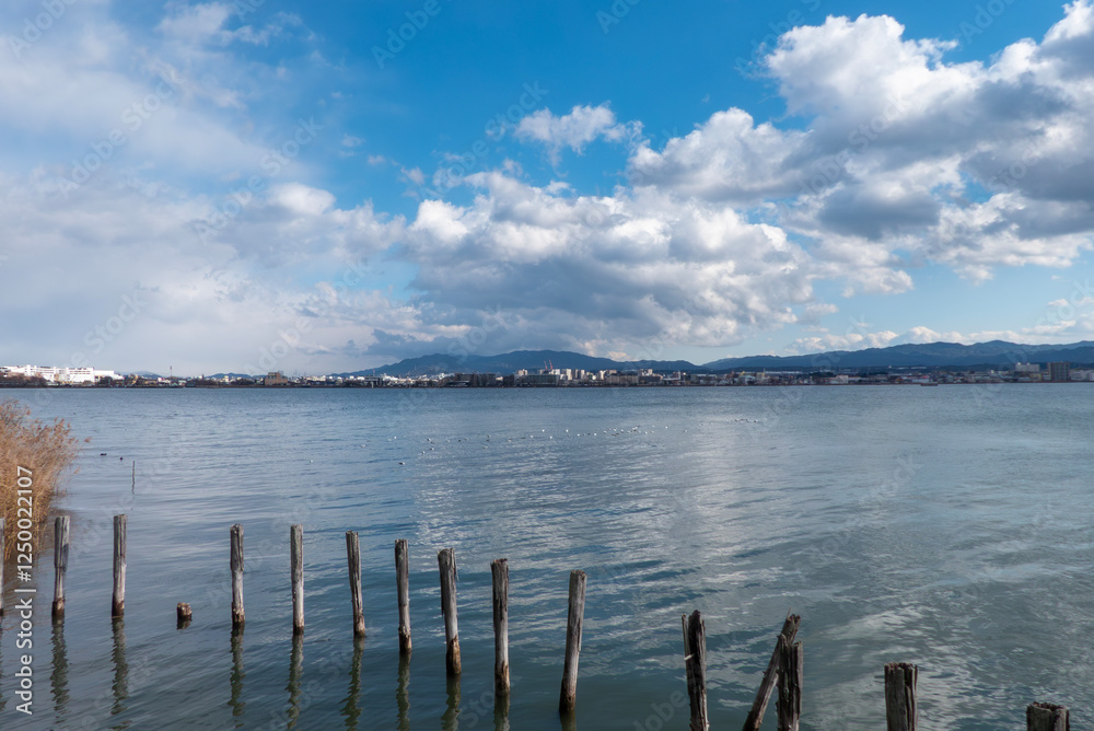 冬の晴れ渡った青空と琵琶湖の風景 滋賀県 大津市 冬の晴れ渡った青空と琵琶湖の風景 滋賀県 大津市