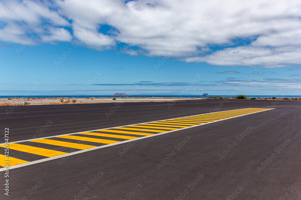 Fototapeta premium Islas Dahpne Mayor y Daphne Menor vistas desde la isla Baltra, Galápagos, Ecuador.