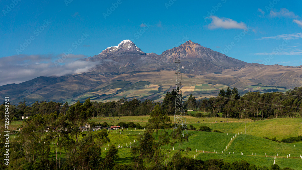 Fototapeta premium Panorámica de los Illinizas: Dos majestuosos volcanes andinos en la Reserva Ecológica, Ecuador.