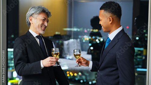乾杯、ビジネス、男性、シャンパン、ビジネスマン、飲酒、パーティー、グローバル、英会話、外国人、祝杯、日本人、談笑、ビジネスパーソン、商談、外交、ロビー、オフィス、ワイン、夜景、コミュニケーション、グラス、立食、会談、チームワーク、友人、イベント、笑顔、スーツ、シニア、ミドルエイジ、中高年、黒人、国際、グループ、社長、経営者、上司、部下、経営、企業、アルコール、お酒、祝福、宴会、祝宴、接待、カクテル