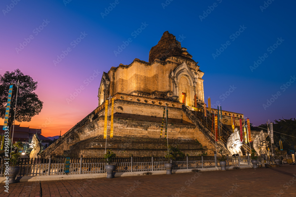 Fototapeta premium Chedi Luang stupa in historic center of Chiang Mai, Thailand
