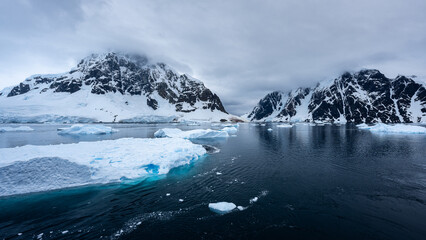 Poster Antarctica Majestueus landschap Lemaire kanaal Antarctica  © Anil S Matta