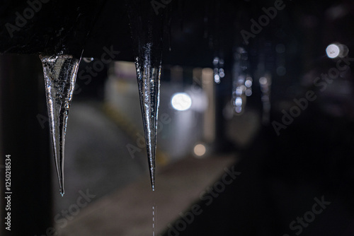 어두운 밤에 빛나는 고드름의 차가운 아름다움

 photo