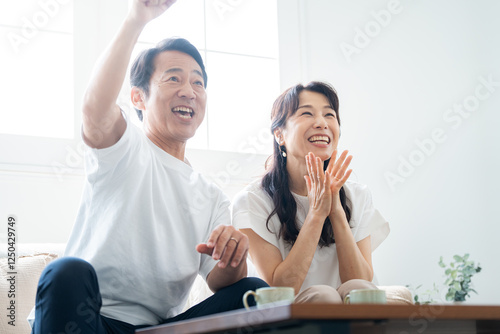 テレビ観戦で応援する50代夫婦