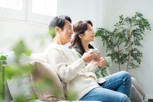 リビングでティータイムする50代夫婦