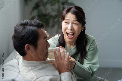 夫を問い詰める50代妻