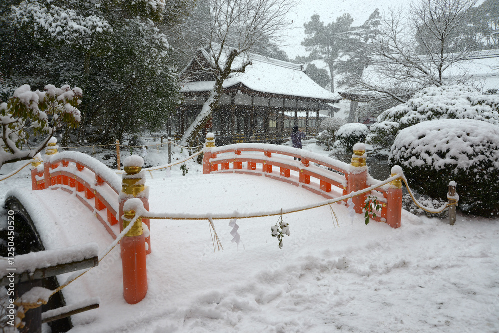 Naklejka premium 雪の上賀茂神社 玉橋 京都市北区