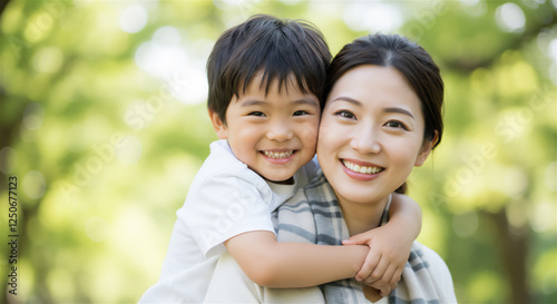 公園で遊ぶ子どもと母親