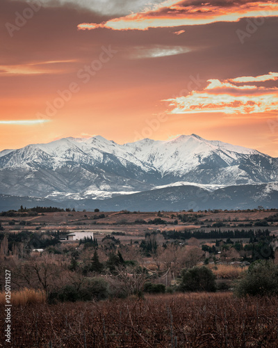 Photo d'une montagne enneigée dans le sud de la France pendant le coucher de soleil.