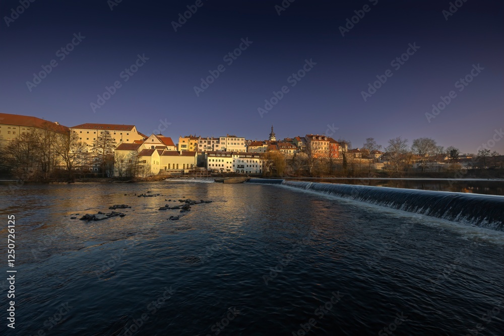 Obraz premium Royal city of Písek. Evening photo of the city. Bridge over the Otava River. Sunset. Quiet evening by the water. Beautiful photo.