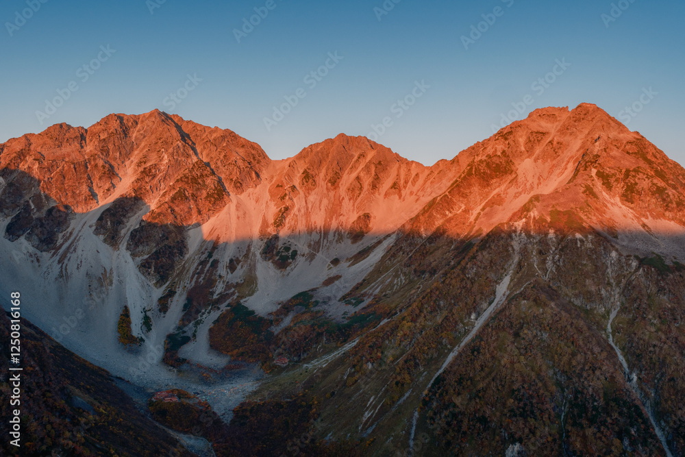 Naklejka premium 秋の山の風景