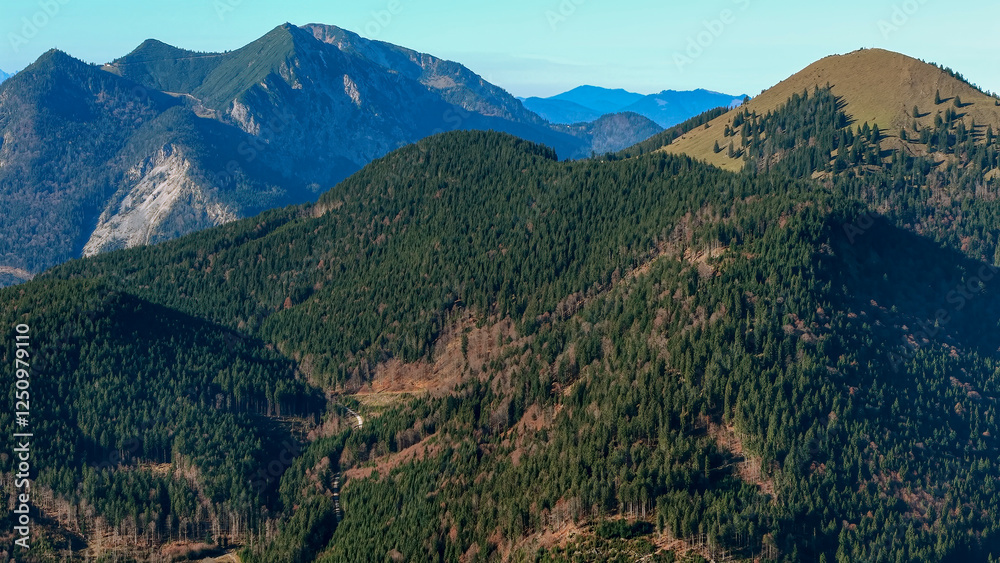 Obraz premium Fly Over the Bavarian Landscape from the Hirschhörnlkopf towards the Walchensee and the Jochberg peak range