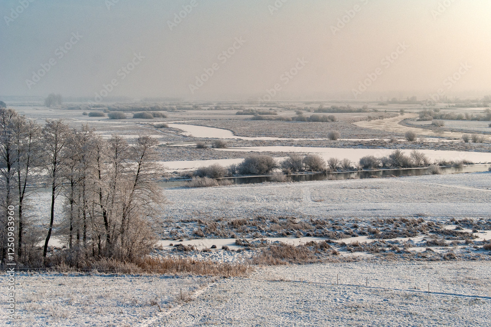 Piękno śnieznej i mroznej zimy w Dolinie Narwi i Biebrzy - Podlasie, Polska