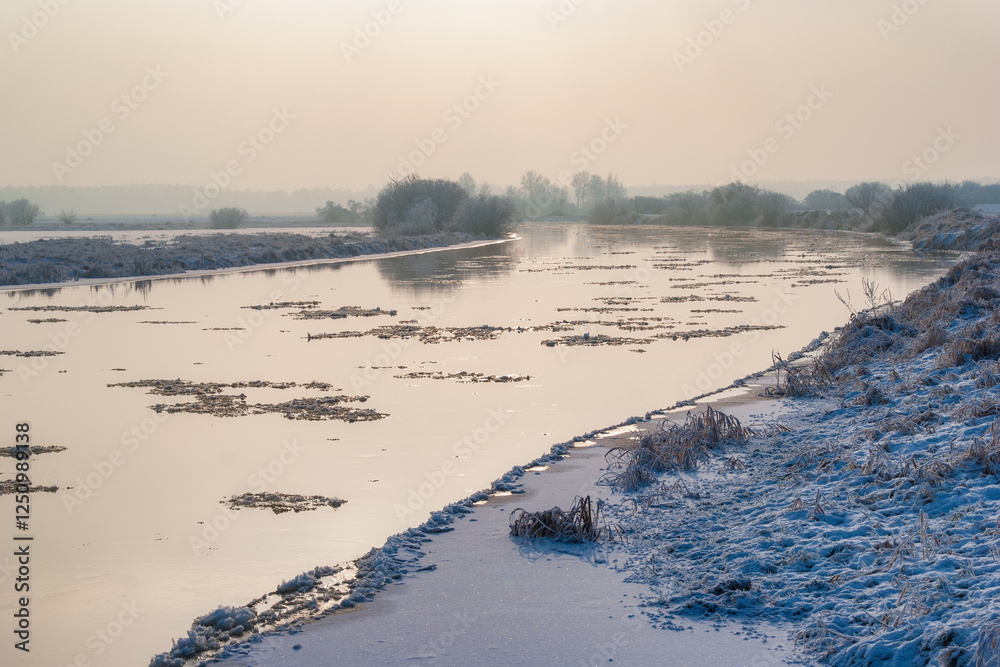 Piękno śnieznej i mroznej zimy w Dolinie Narwi i Biebrzy - Podlasie, Polska