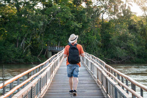 Obraz na plátně Hombre turista recorriendo las pasarelas del parque nacional Iguazú, en Argentina