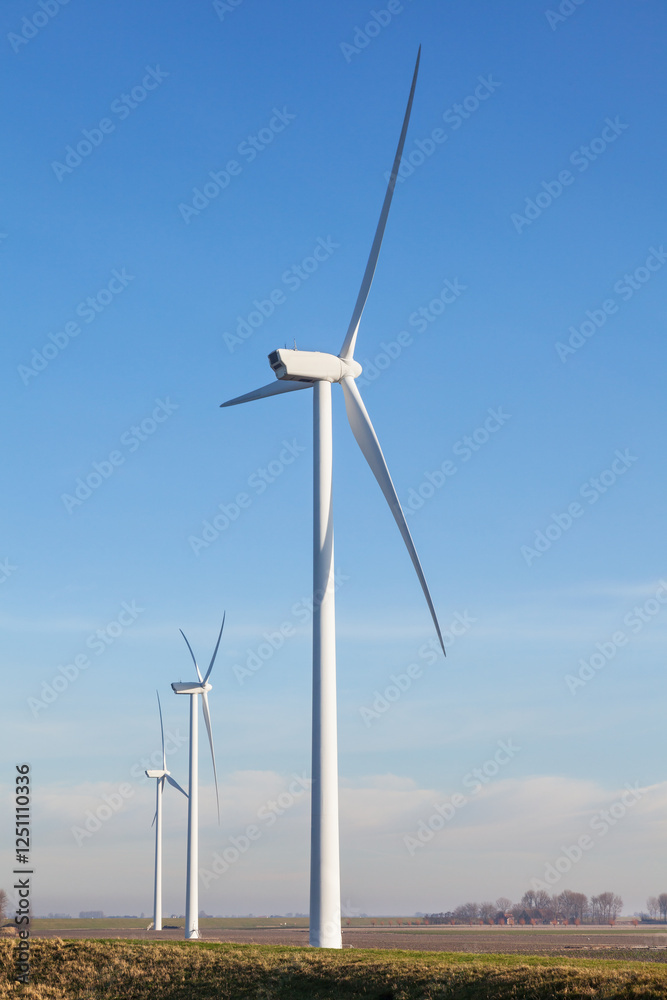 Groene energie opgewekt door een windmolen of windturbine als alternatieve energiebron