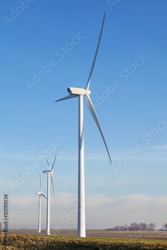 Groene energie opgewekt door een windmolen of windturbine als alternatieve energiebron photo