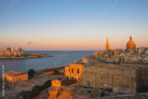 Malta paessaggio con mare , navi , romantico ,giorno e sera  