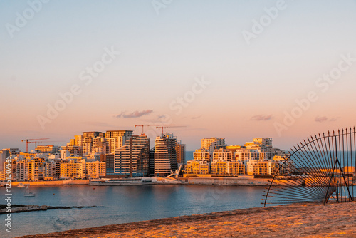 Malta paessaggio con mare , navi , romantico ,giorno e sera  