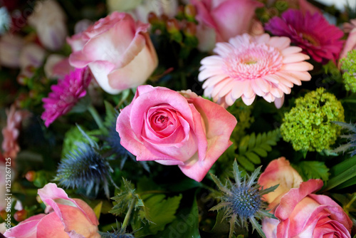 Boeket met roze rozen en andere bloemen is een symbool van liefde