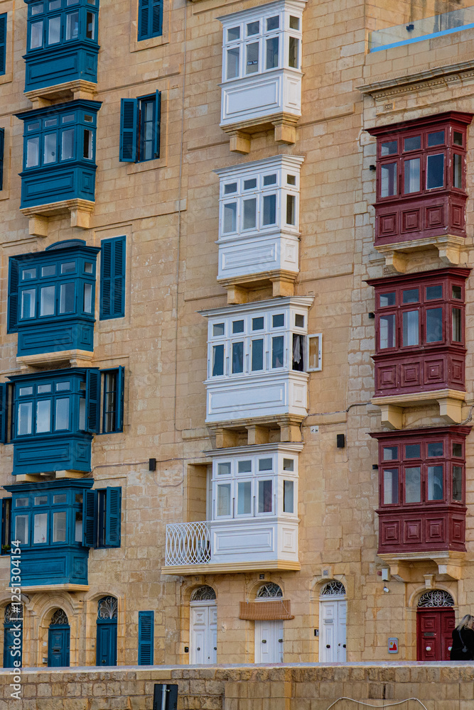 valletta isola, scorcio strada scale balconi malta, valletta isola, scorcio strada scale balconi malta,