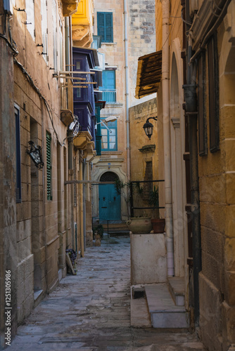 valletta isola, scorcio strada scale balconi  malta, 