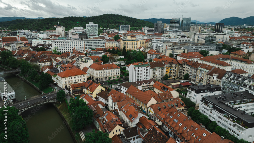 Obraz premium Establishing Aerial view of Ljubljana Castle on hill in historical city. Capital of Slovenia, Central Europe.
