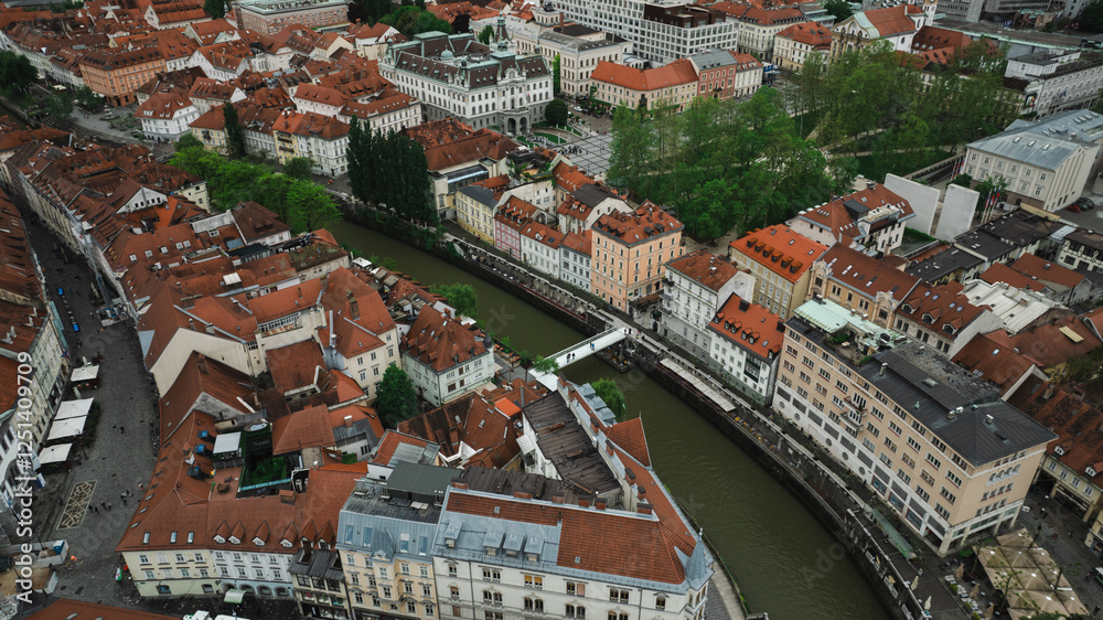 Obraz premium Establishing Aerial view of Ljubljana Castle on hill in historical city. Capital of Slovenia, Central Europe.