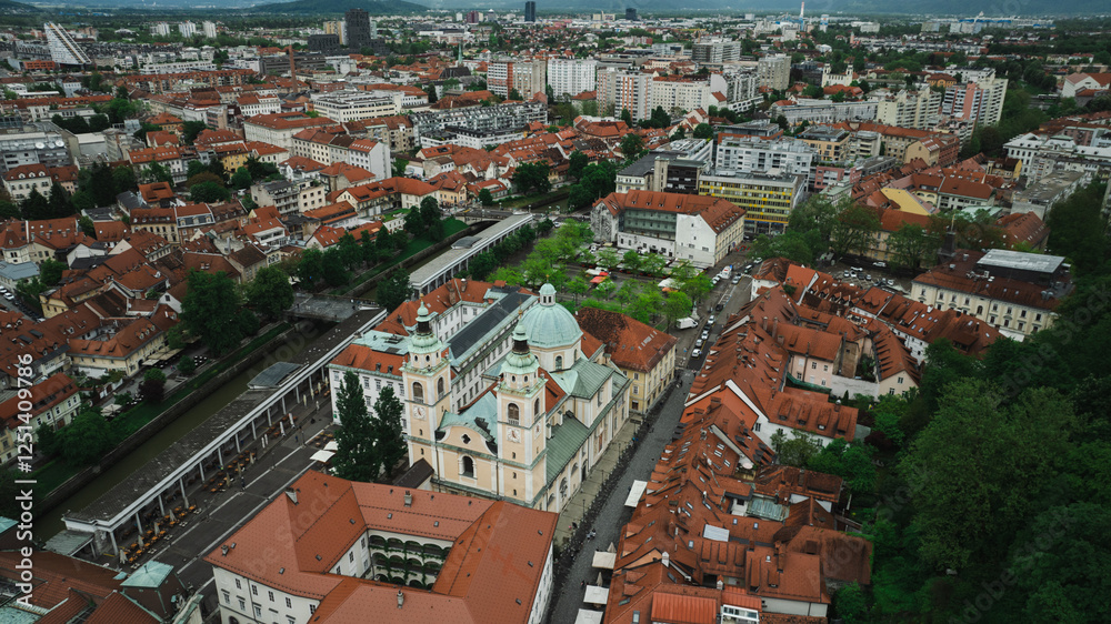 Obraz premium Establishing Aerial view of Ljubljana Castle on hill in historical city. Capital of Slovenia, Central Europe.