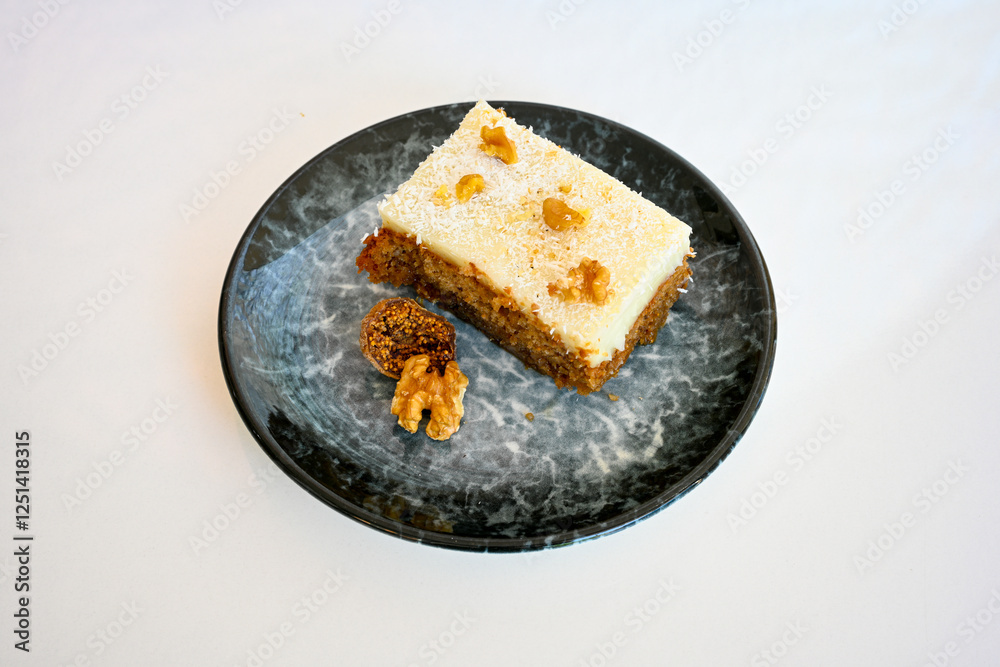 Close-up of homemade mug cakes with protein topping. Tek kisilik, adet yas pasta. Red velvet, Profiterol, meyveli, krokanli, frambuazli,  cikolatali yas pasta. Dogum gunu pastasi. Cilekli, frambuazli.