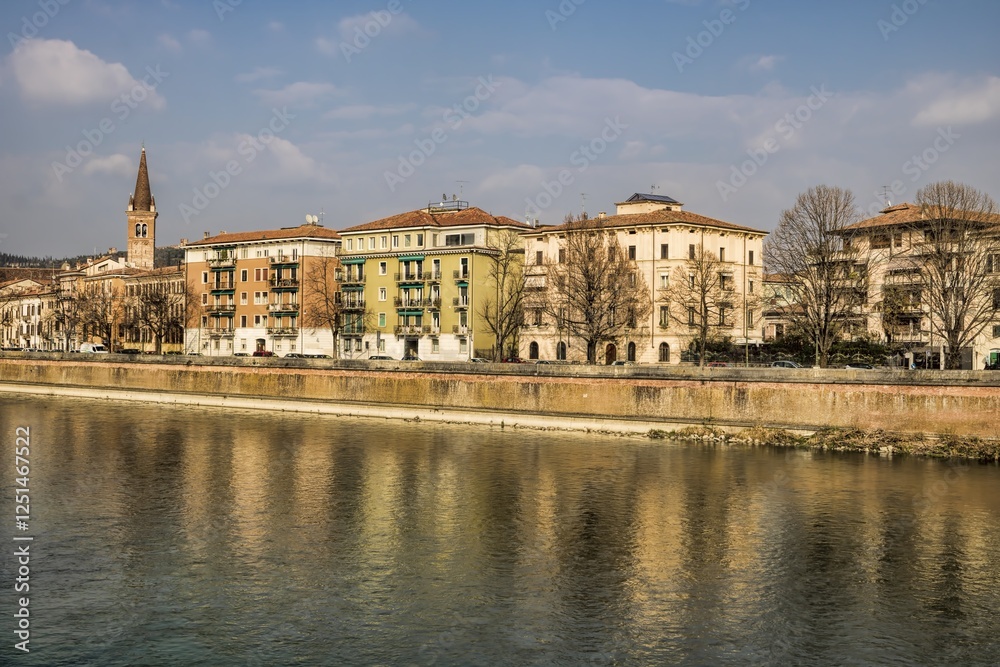 verona, italien - uferpromenade mit kirchturm an der etsch