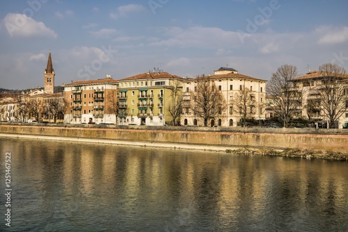 Obraz na płótnie verona, italien - uferpromenade mit kirchturm an der etsch w salonie