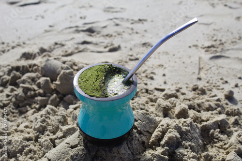 Chimarrão em uma praia no Brasil