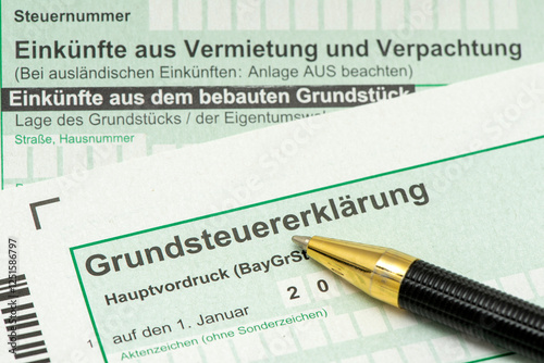 Ein Kugelschreiber liegt auf einem Formular zur Grundsteuererklärung für das Finanzamt photo