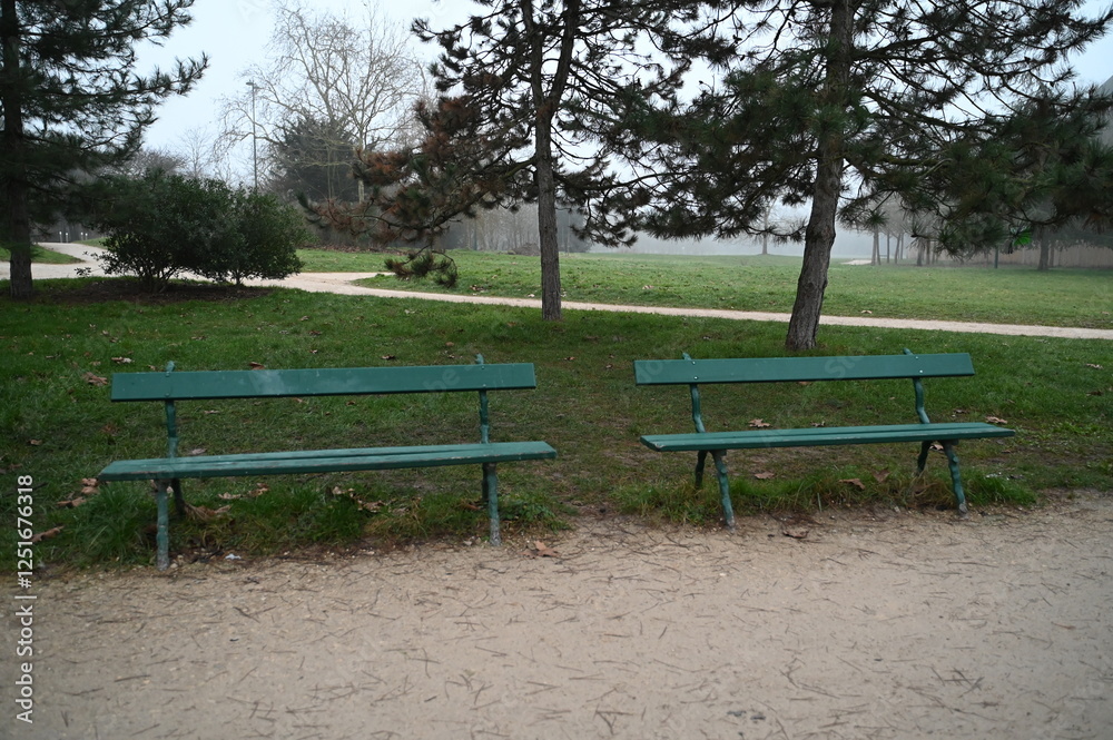 Deux bancs vert dans un parc Deux bancs vert dans un parc