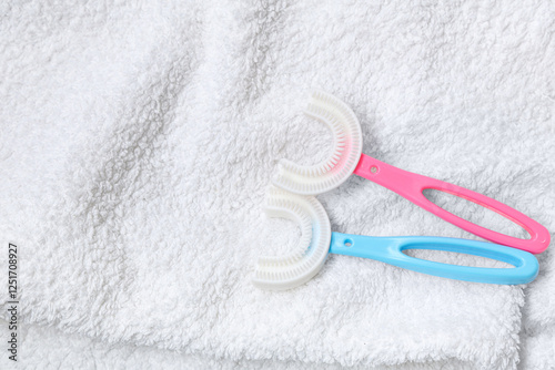 Children's toothbrushes on ...