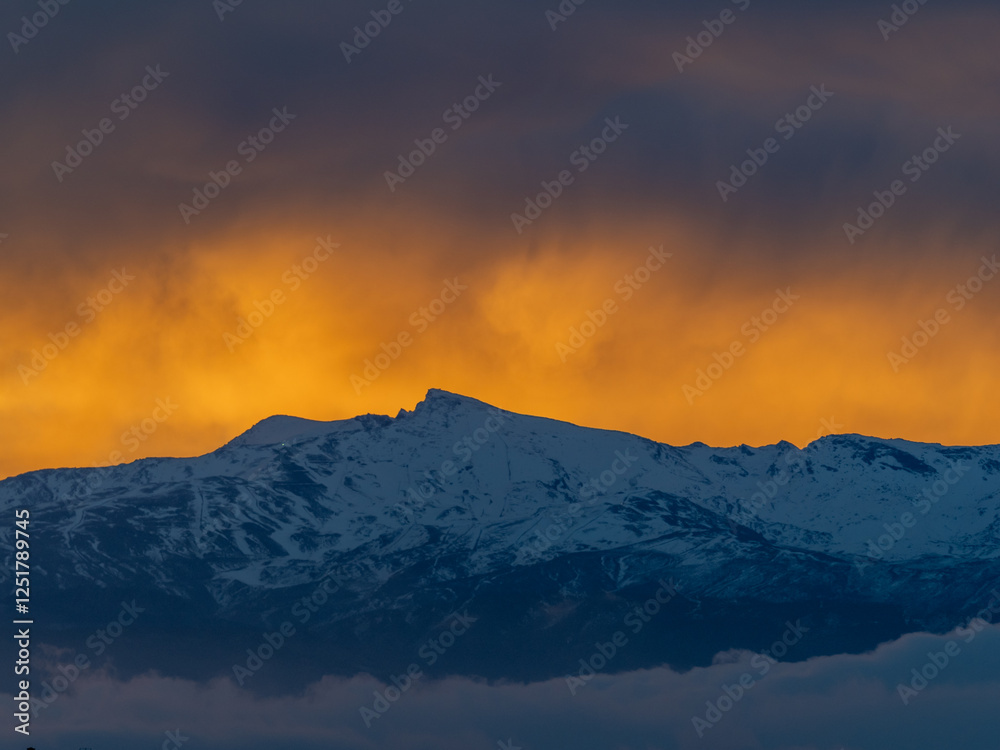 Fototapeta premium Spectacular sunrise over Sierra Nevada (Granada, Spain)