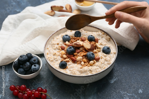 Healthy breakfast oatmeal b...